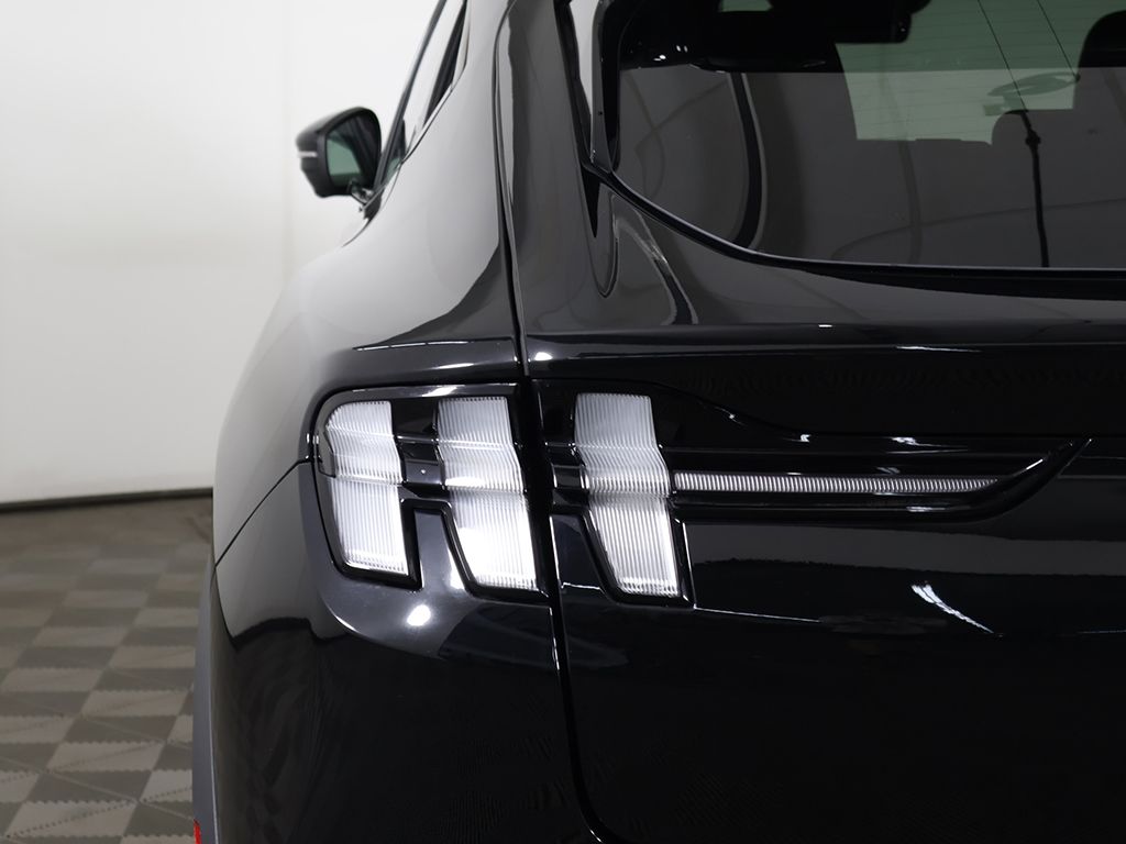 Used 2024 Black Ford Select image 16