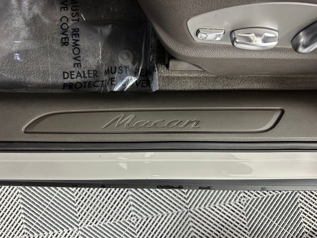 Thumbnail: 2026 Porsche Macan - 20
