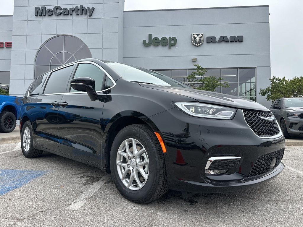 2026 Chrysler Pacifica Select's photo