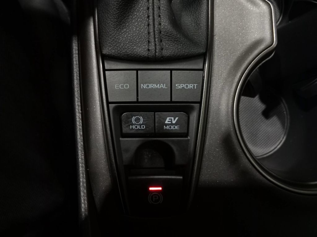 2022 Toyota Camry SE Hybrid