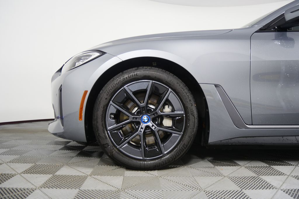 Thumbnail: 2022 BMW i4 - 8