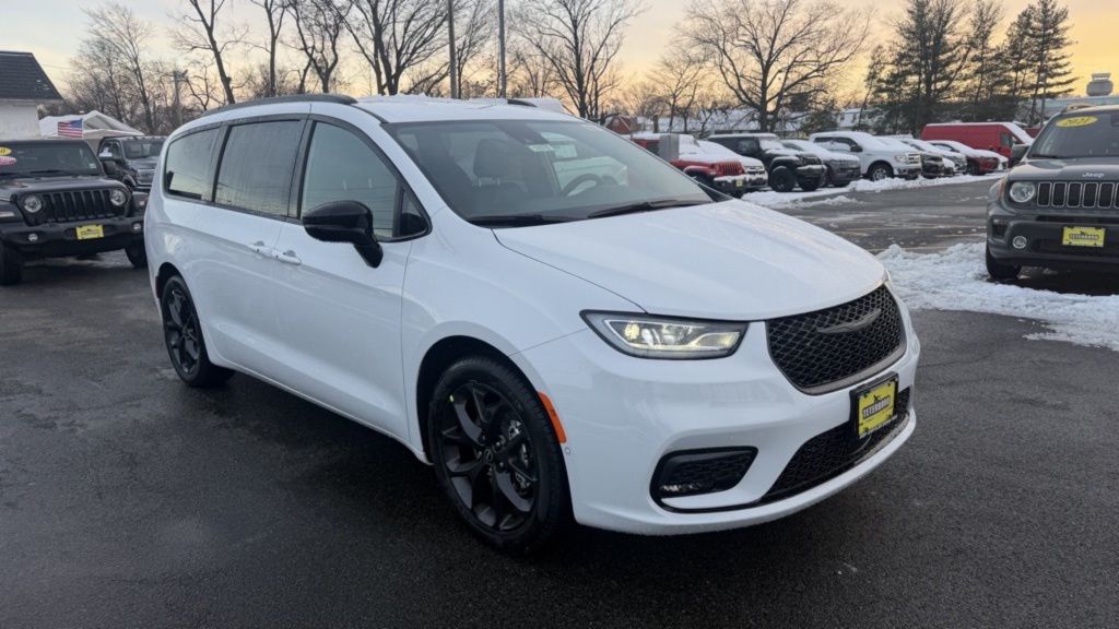 2026 Chrysler Pacifica Select AWD