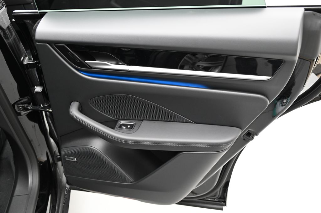 Thumbnail: 2025 Porsche Macan - 16