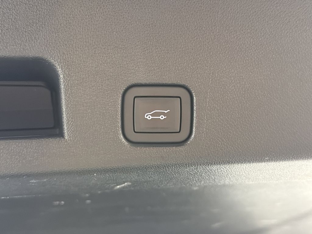 used 2024 Chevrolet Traverse car, priced at $31,900