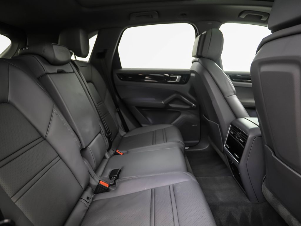 Thumbnail: 2020 Porsche Cayenne - 25