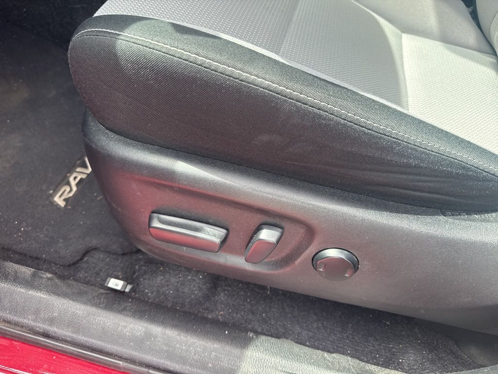 2018 Toyota RAV4 XLE 10