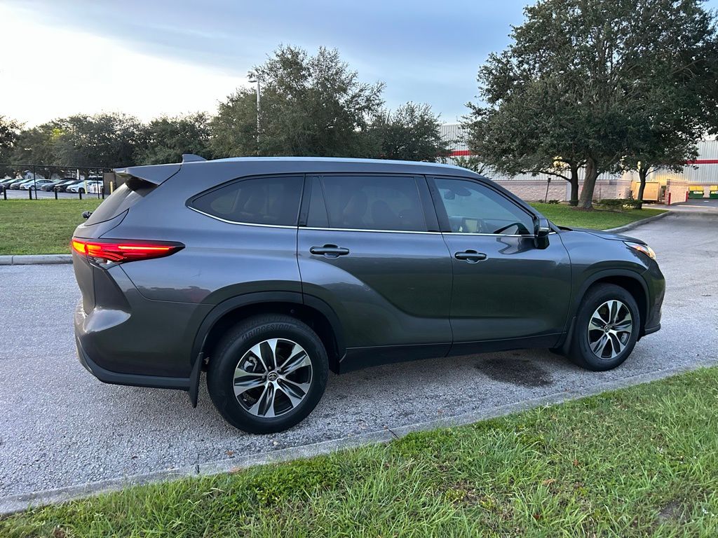 Thumbnail: 2022 Toyota Highlander - 5
