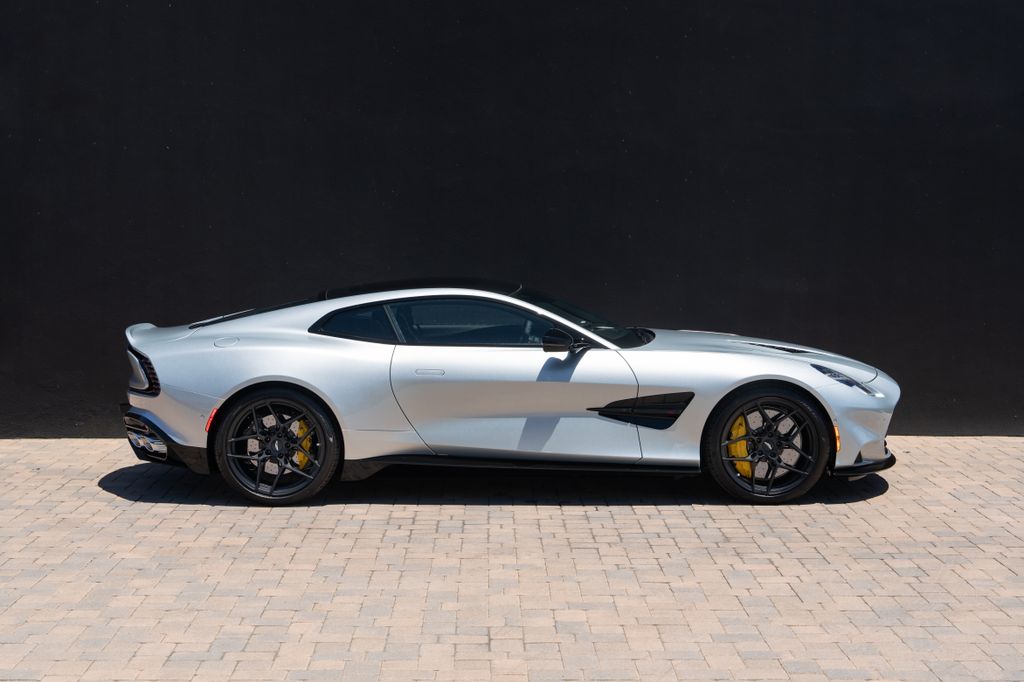 Aston Martin 2026 Vanquish V12