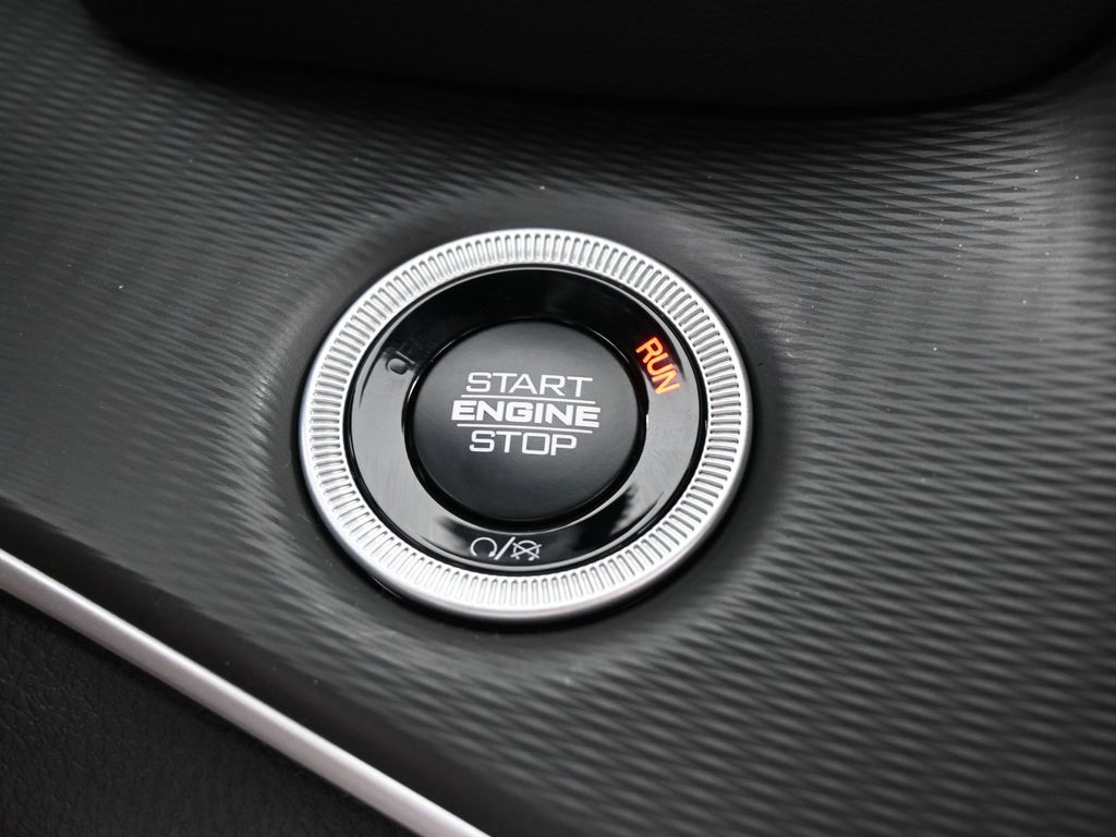 New 2026 Diamond Black Crystal Pearlcoat Jeep Laredo image 25