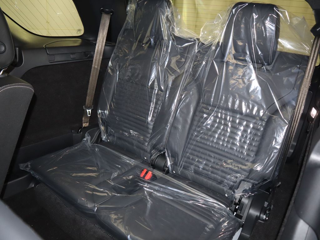 Thumbnail: 2025 Land Rover Discovery - 25