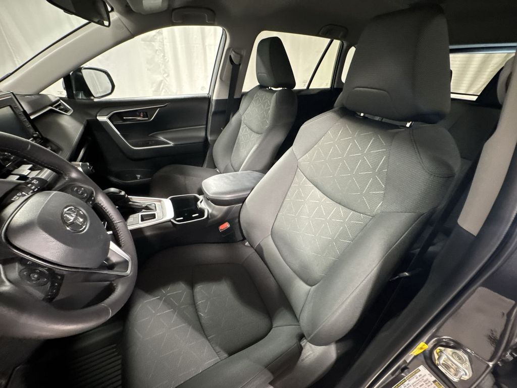 2022 Toyota RAV4 XLE photo 15