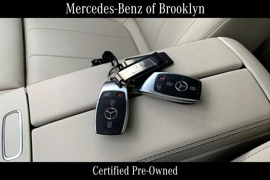 Polar White 2023 Mercedes-Benz GLB 250 4MATIC SUV / Crossover All-Wheel Drive 8-Speed Dual Clutch