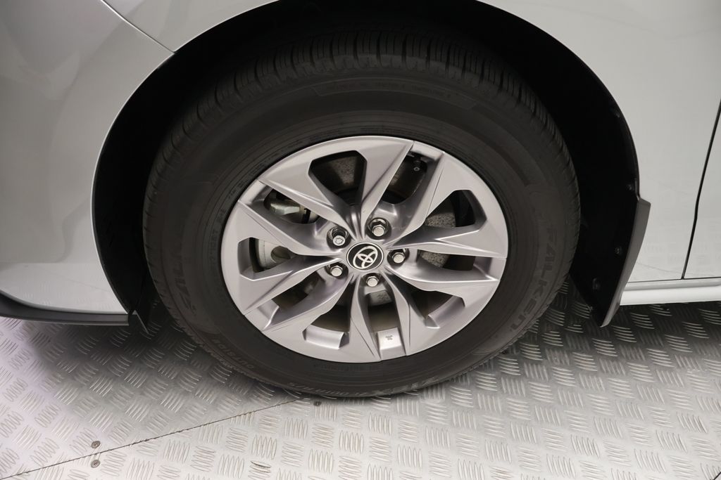 Thumbnail: 2025 Toyota Sienna - 4