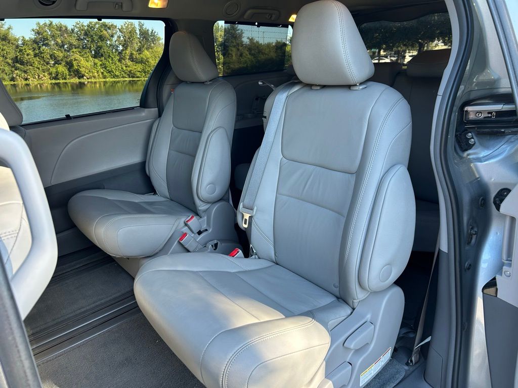 Thumbnail: 2017 Toyota Sienna - 14