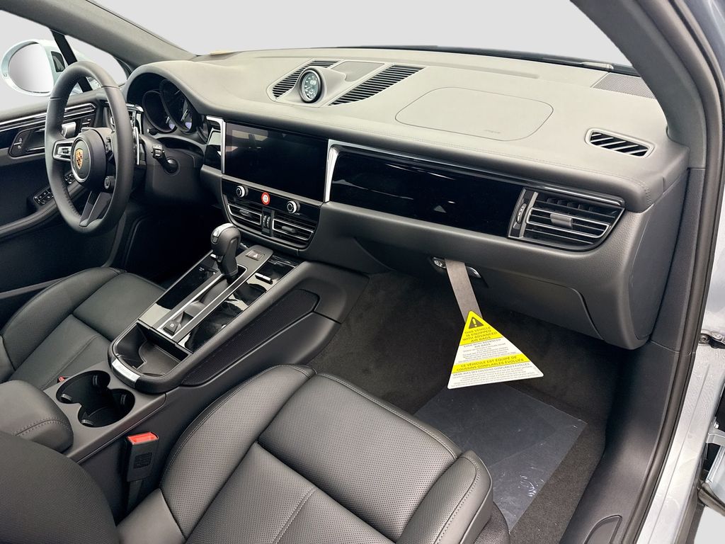 Thumbnail: 2026 Porsche Macan - 20