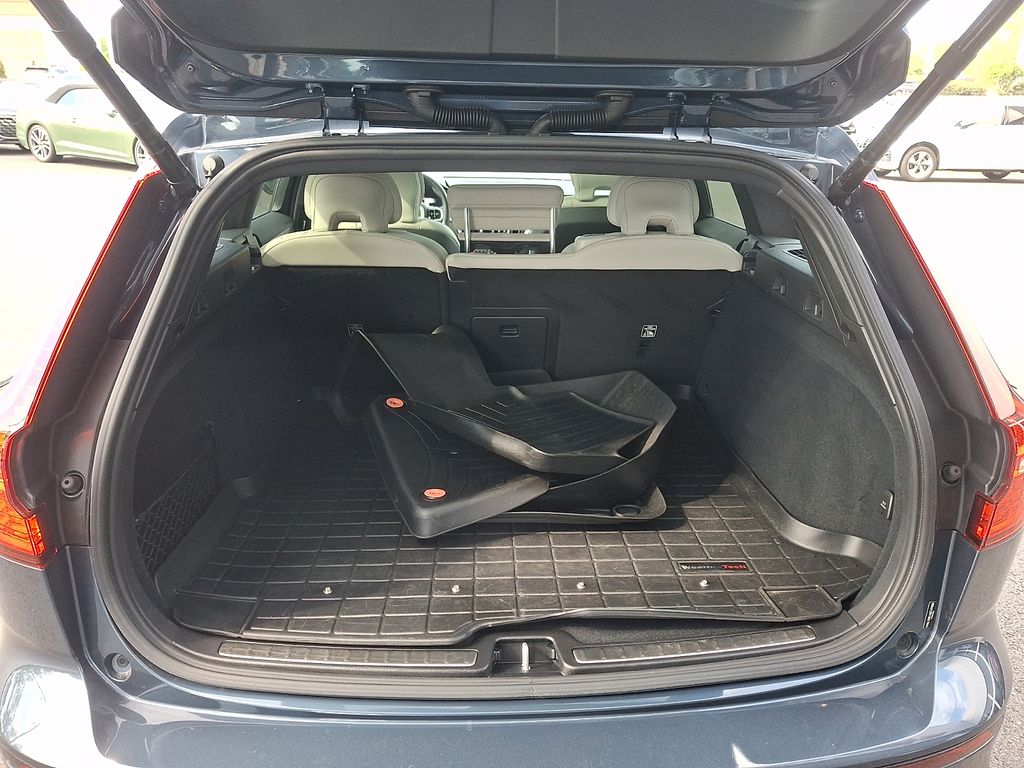 Thumbnail: 2025 Volvo S60 - 28