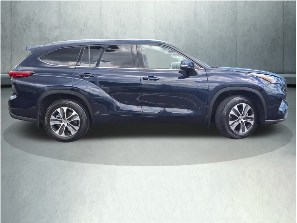 2020 Toyota Highlander XLE photo 2