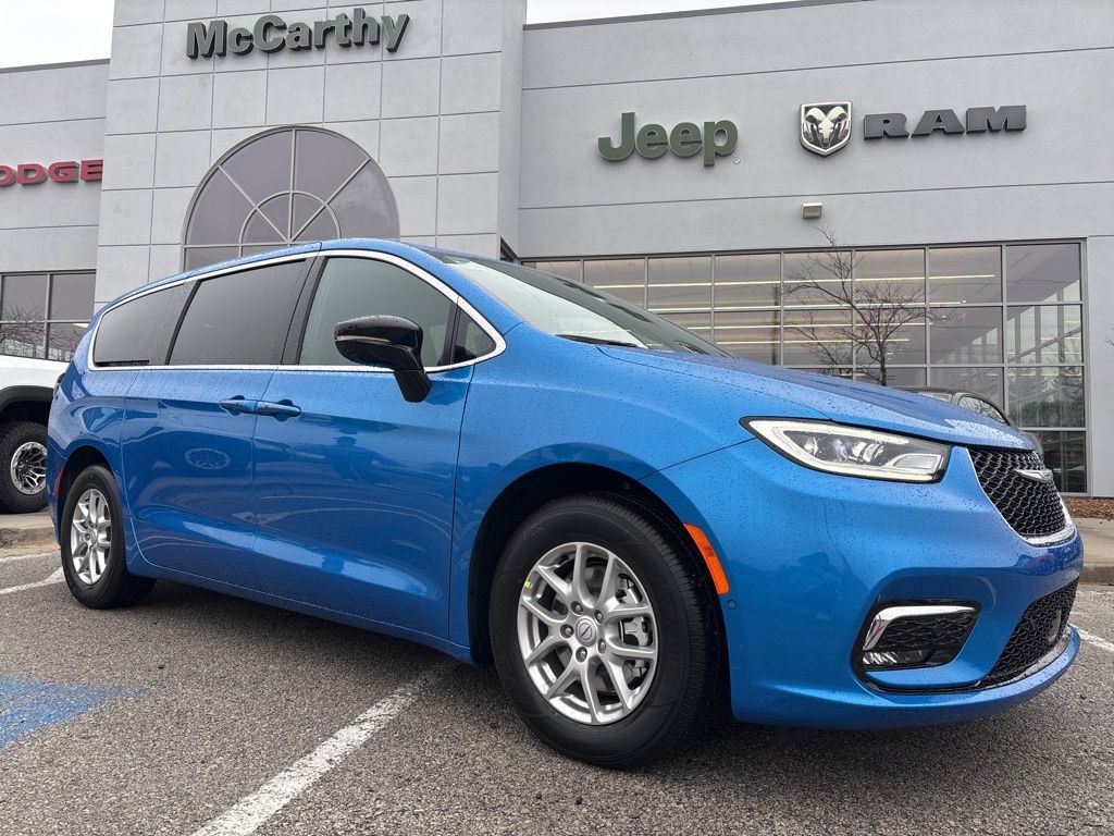 2026 Chrysler Pacifica Select's photo