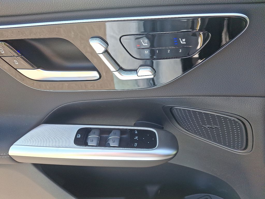 2025 Mercedes-Benz GLC 300 9