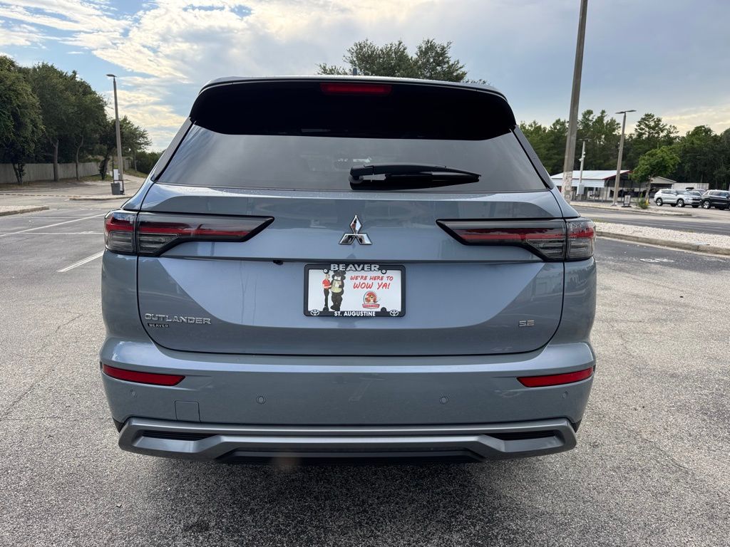 2025 Mitsubishi Outlander SE photo 3