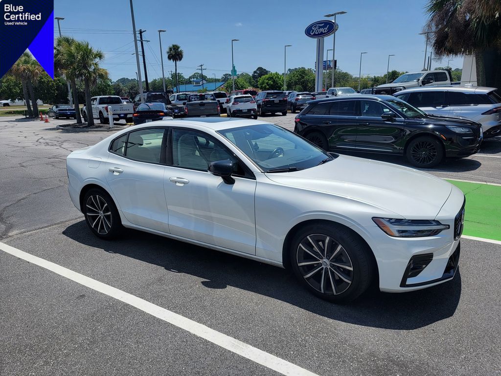 Crystal White Metallic 2021 Volvo S60 T5 Momentum FWD Sedan Front-Wheel Drive Automatic