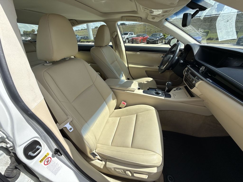 Thumbnail: 2015 Lexus ES - 16