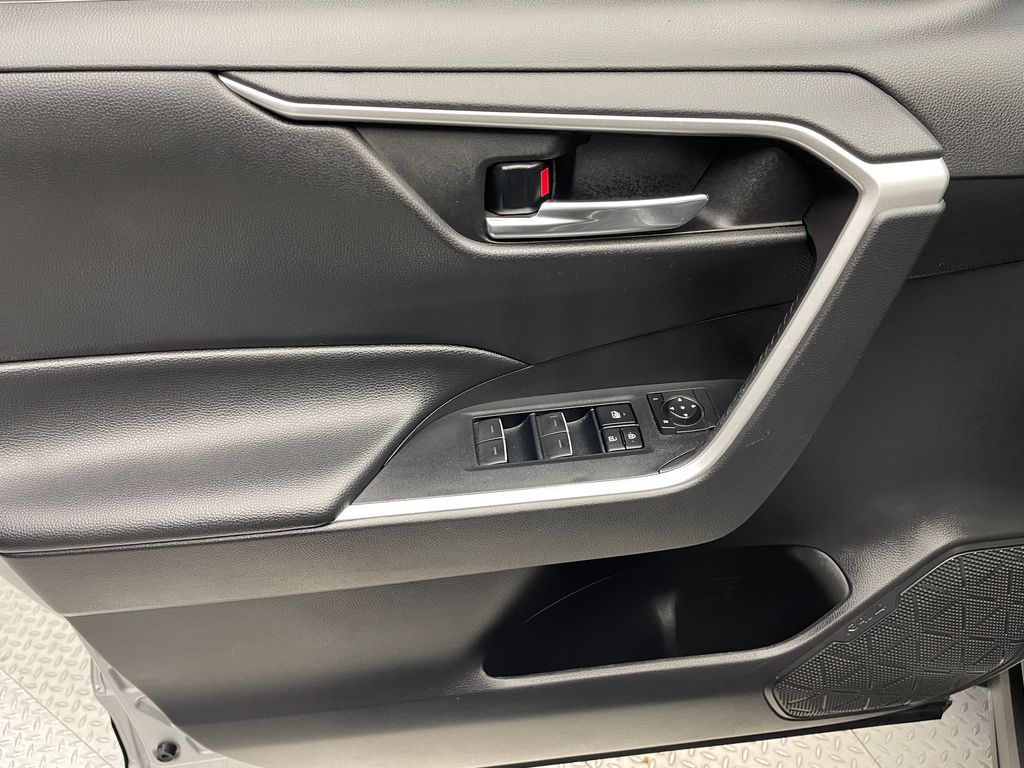 2022 Toyota RAV4 XLE 9