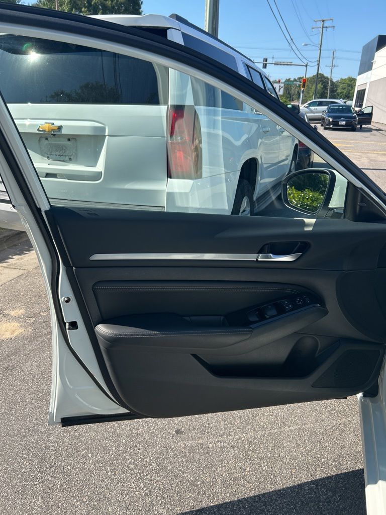Used 2023 White Nissan 2.5 SL image 11