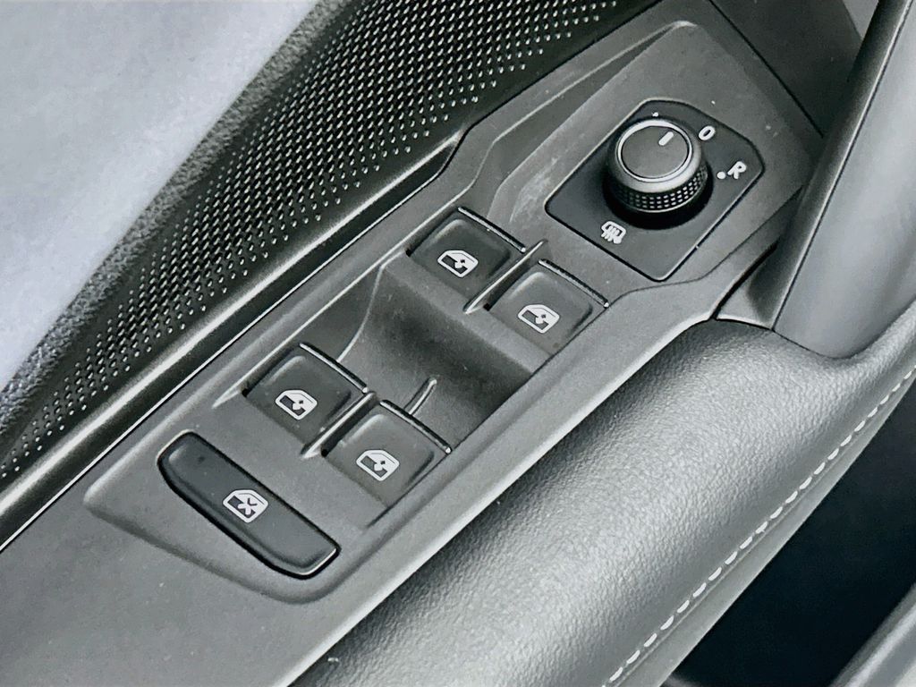 Thumbnail: 2025 Volkswagen Tiguan - 21