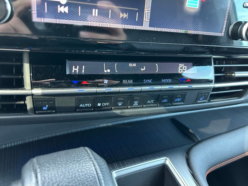 Thumbnail: 2024 Toyota Sienna - 27