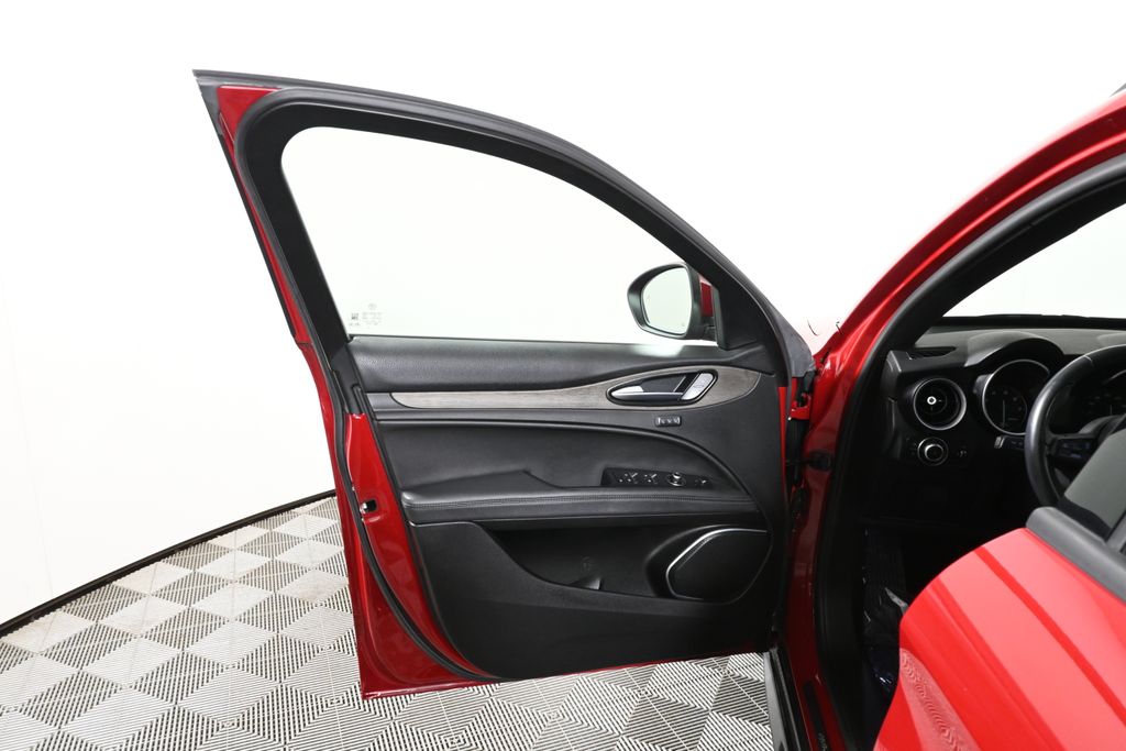 Thumbnail: 2022 Alfa Romeo Stelvio - 31