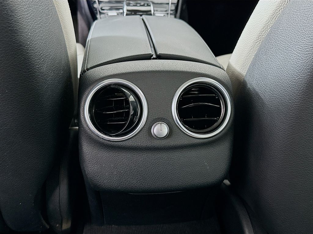 Thumbnail: 2015 Mercedes-Benz C-Class - 24