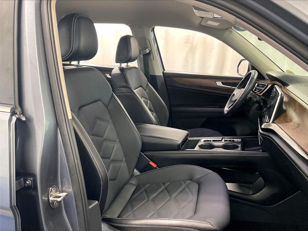 2024 Volkswagen Atlas — photo 11