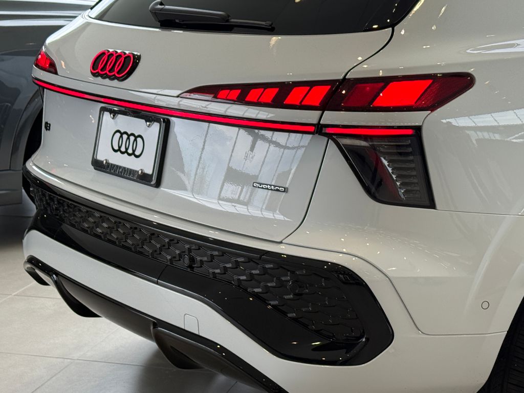 Thumbnail: 2026 Audi Q3 - 4