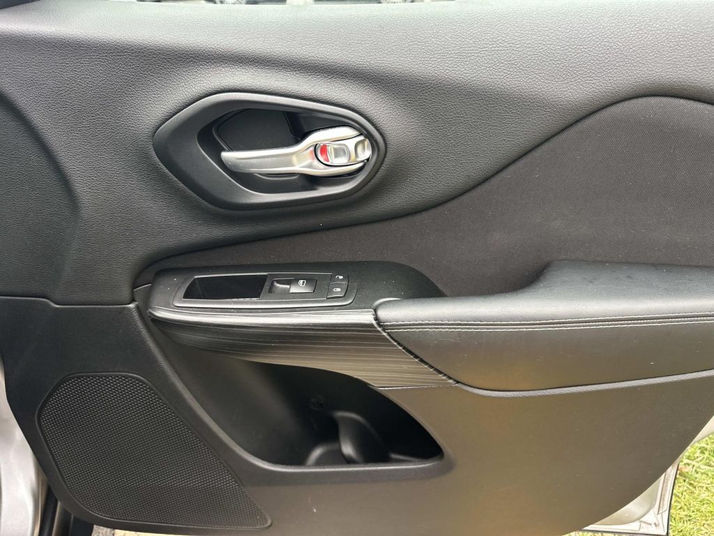 Thumbnail: 2014 Jeep Cherokee - 18