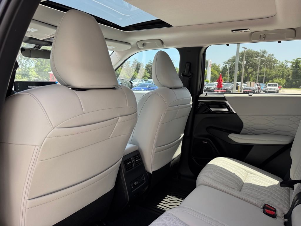 2025 Mitsubishi Outlander SEL photo 12