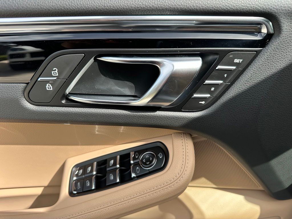 Thumbnail: 2026 Porsche Macan - 18