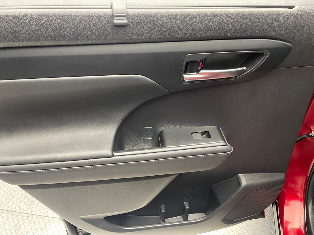 Thumbnail: 2023 Toyota Highlander - 32