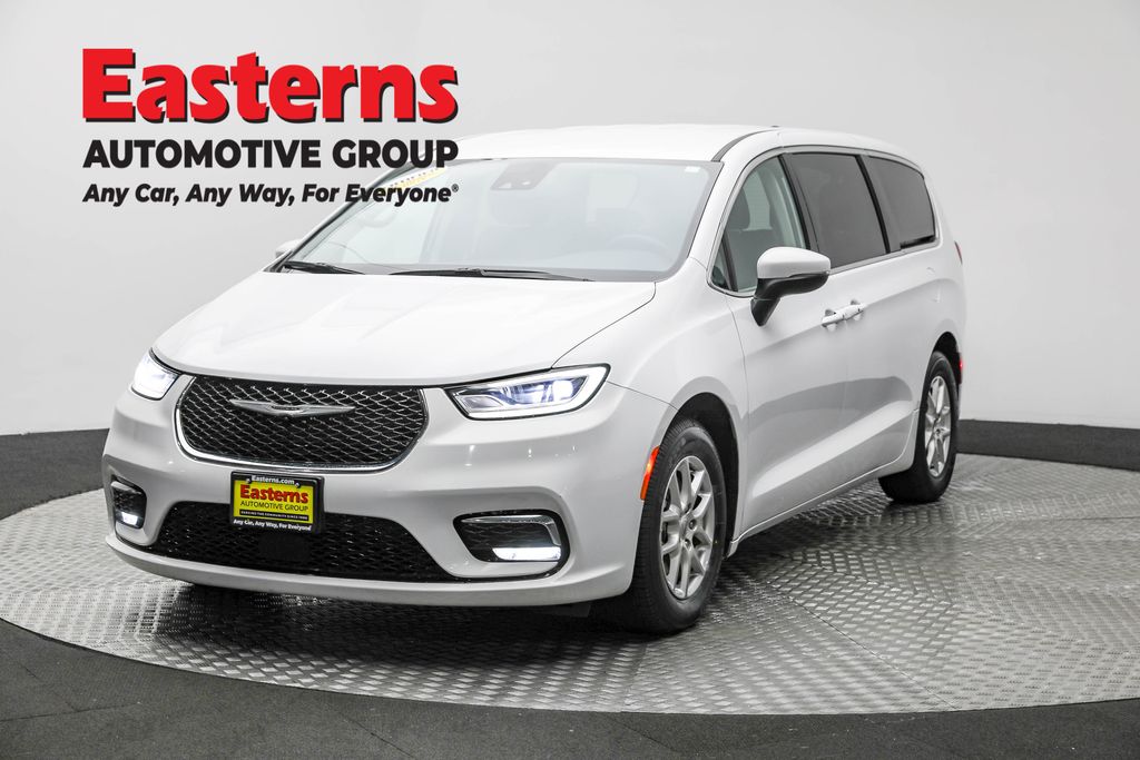 2023 Chrysler Pacifica Touring L's photo