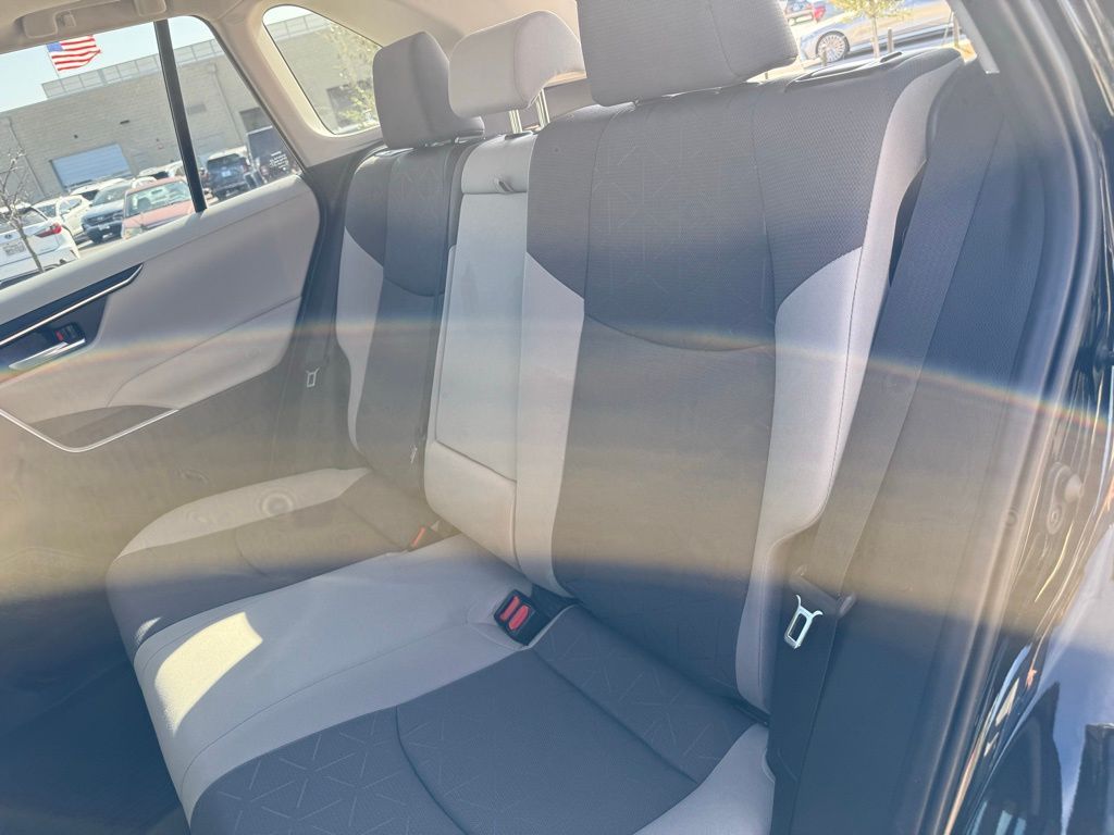 Thumbnail: 2021 Toyota RAV4 - 22