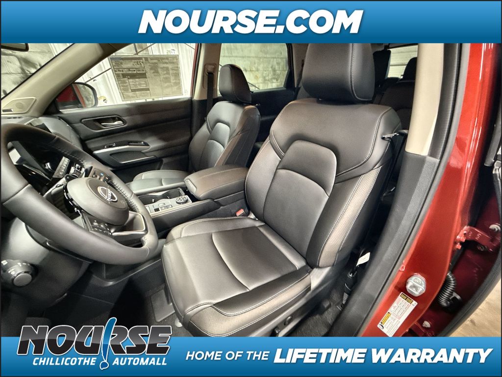 2025 Nissan Pathfinder SL photo