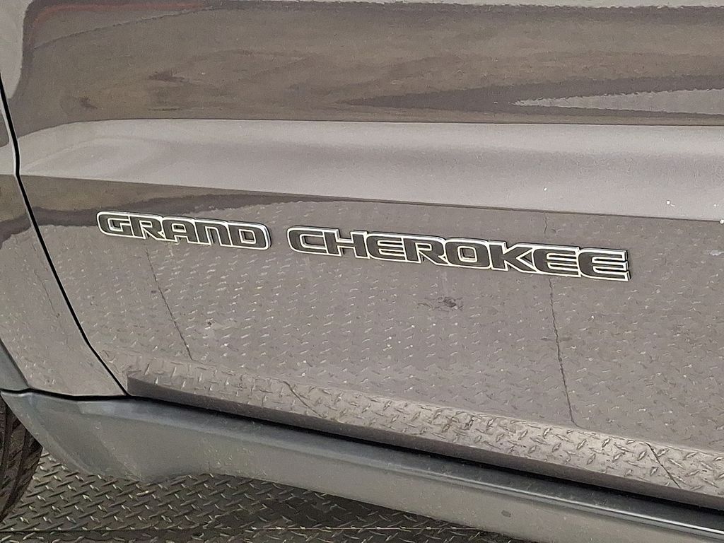 Thumbnail: 2017 Jeep Grand Cherokee - 29