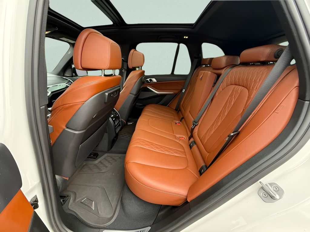 Used 2022 White BMW M50i image 23