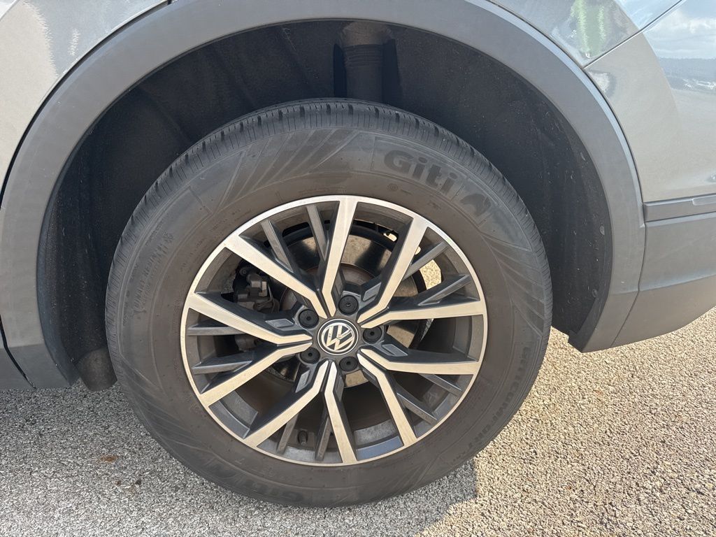 2019 Volkswagen Tiguan SEL R-Line photo 14
