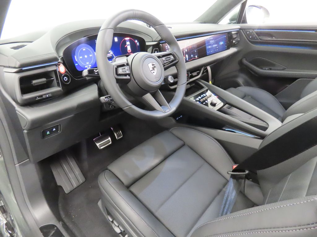 Thumbnail: 2026 Porsche Macan - 4