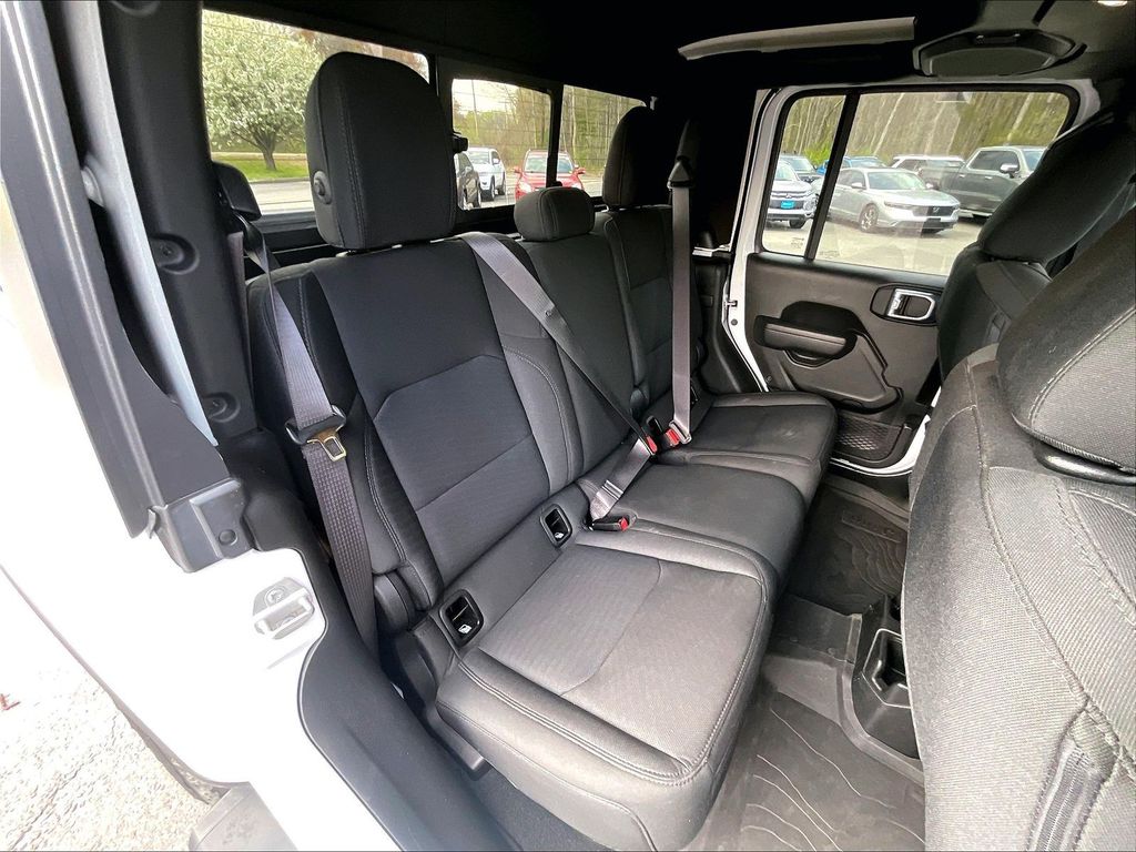 2022 Jeep Gladiator — photo 19