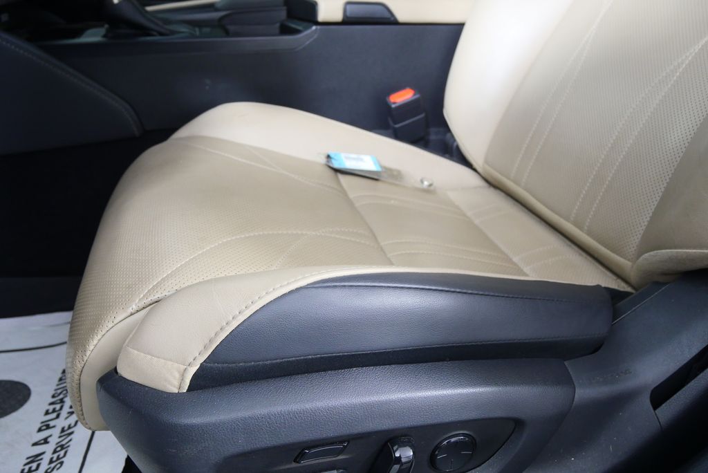 Thumbnail: 2021 Lexus ES - 10