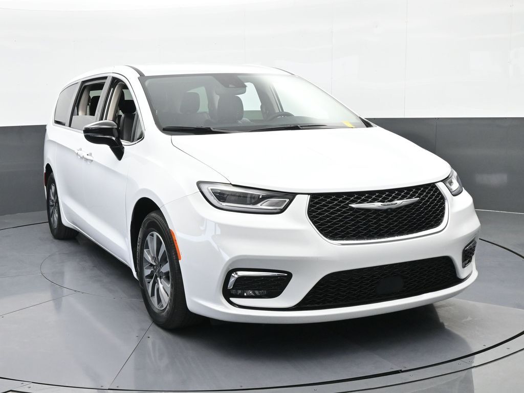 Used 2024 Bright White Clearcoat Chrysler Select image 9