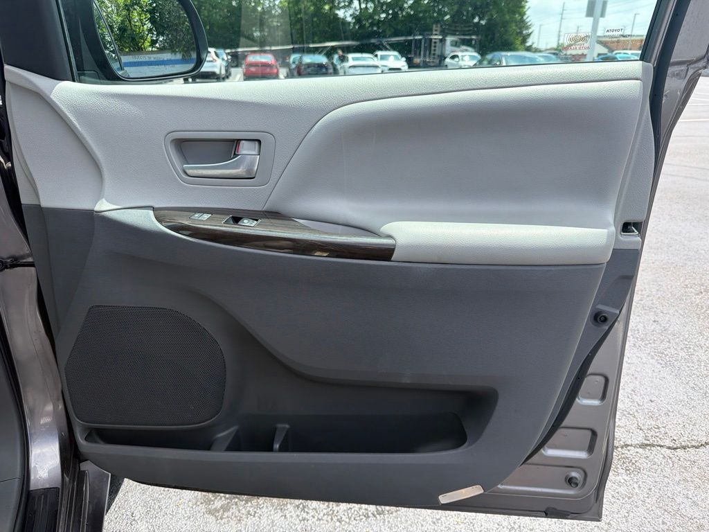 Thumbnail: 2017 Toyota Sienna - 27