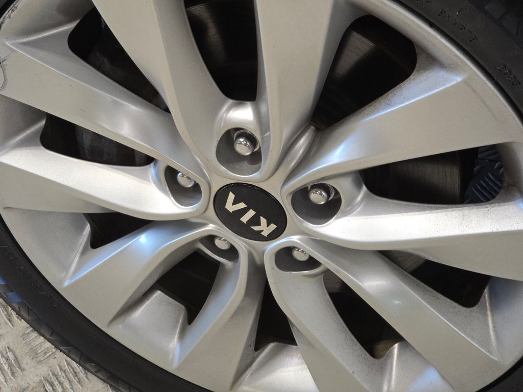 2017 Kia Optima LX photo 9